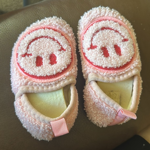 Toddler Pink Smiley Face slippers - Picture 4 of 5